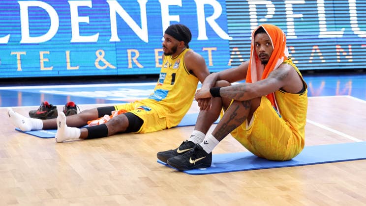 October 4, 2026, Germany, Ludwigsburg Basketball: MHP Riesen Ludwigsburg vs. VET CONCEPT Gladiators Trier; from left: Justin Kier and Elijah Hughes; LB disappointed