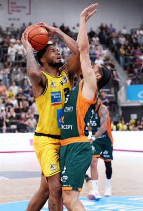 October 4, 2026, Germany, Ludwigsburg Basketball: MHP Riesen Ludwigsburg vs. VET CONCEPT Gladiators Trier; from left: David Joplin (LB), Justin Simon (Trier)
