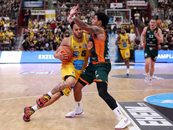 October 4, 2026, Germany, Ludwigsburg Basketball: MHP Riesen Ludwigsburg vs. VET CONCEPT Gladiators Trier; from left: Ishmael Leggett (LB), Eli Brooks (Trier)
