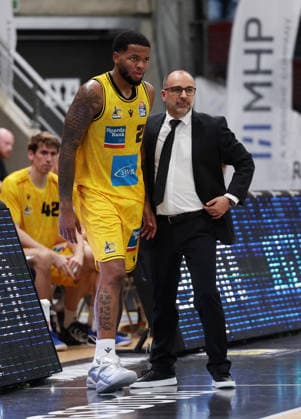 October 4, 2026, Germany, Ludwigsburg Basketball: MHP Riesen Ludwigsburg vs. VET CONCEPT Gladiators Trier; from left: David Joplin, Coach Carles Duran Ortega LB