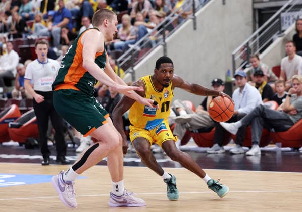 October 4, 2026, Germany, Ludwigsburg Basketball: MHP Riesen Ludwigsburg vs. VET CONCEPT Gladiators Trier; from left: Malik Zirbes (Trier), Darius Perry (LB)
