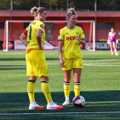 Alexandra Popp (BVB) and Rita Schumacher (BVB) during a free kick, DJK Südwest Köln vs. Borussia Dortmund, Women s Regionalliga West, Matchday 7, Cologne, October 4, 2026