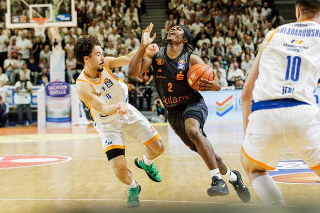 October 4, 2026, GER, BBL easyCredi Basketball Bundesliga Jena, Science City Jena Niners vs. Chemnitz, Stefan Smith (Niners Chemnitz), 2; Isaiah Moses (Science City Jena), 11; Jena Sparkassen Arena, Thuringia, Germany