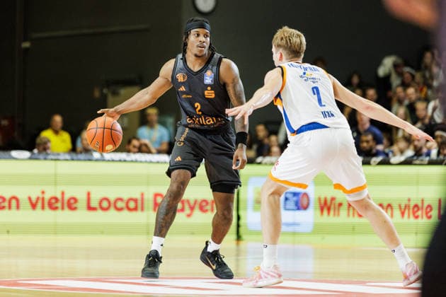 October 4, 2026, GER, BBL easyCredi Basketball Bundesliga Jena, Science City Jena Niners vs. Chemnitz, Stefan Smith (Niners Chemnitz), 2; Raphael Falkenthal (Science City Jena), 2; Jena Sparkassen Arena, Thuringia, Germany