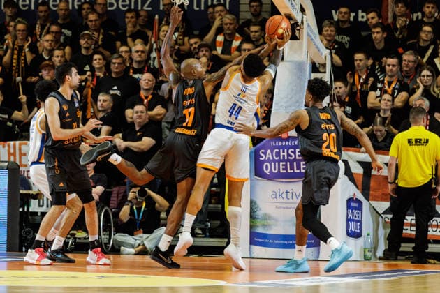 October 4, 2026, GER, BBL easyCredi Basketball Bundesliga: Jena, Science City Jena vs. Niners Chemnitz; Ira Lee (Science City Jena), 44; Darion Atkins (Niners Chemnitz), 17; Jena Sparkassen Arena, Thuringia, Germany