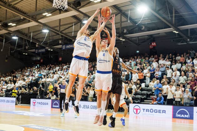 October 4, 2026, GER, BBL easyCredi Basketball Bundesliga Jena, Science City Jena Niners Chemnitz Kristofer Krause Science City Jena, 36, Christian Skladanowski Science City Jena, 10, Darion Atkins Niners Chemnitz, 17 battling for the ball at Jena Sparkassen Arena, Thuringia, Germany