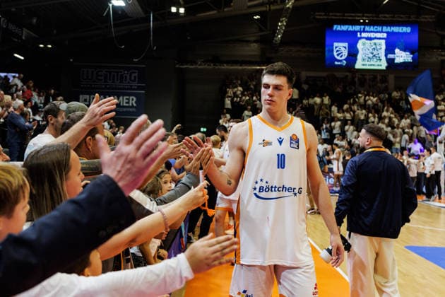 October 4, 2026, GER, BBL easyCredi Basketball Bundesliga: Jena, Science City Jena Niners vs. Chemnitz; Christian Skladanowski of Science City Jena thanks the fans at the Jena Sparkassen Arena in Thuringia, Germany
