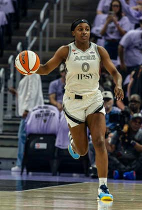 OCT 04 2026 San Francisco, CA U.S.A. Las Vegas Aces guard Jackie Young (0)brings the ball up court during the WNBA, Basketball Damen, USA semifinals playoff game 1 western conference between the Las Vegas Aces and the Golden State Valkyries at the Chase Centers. CSM San Francisco USA - ZUMAc04_ 20261004_zma_c04_342 Copyright: xThurmanxJamesx