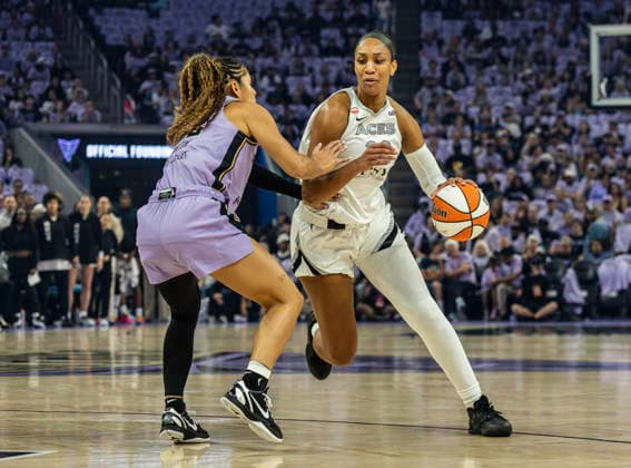 OCT 04 2026 San Francisco, CA U.S.A. Las Vegas Aces center A ja Wilson (22)goes to the basket against Golden State Valkyries guard Veronica Burton (22) during the WNBA, Basketball Damen, USA semifinals playoff game 1 western conference between the Las Vegas Aces and the Golden State Valkyries at the Chase Centers. CSM San Francisco USA - ZUMAc04_ 20261004_zma_c04_358 Copyright: xThurmanxJamesx