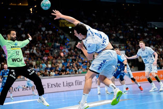 Stuttgart HBL 26 27 TVB Stuttgart TBV Lemgo (from left): Goalkeeper Mohamed El Tayar (Stuttgart), Samuel Zehnder (TBV Lemgo), Bittenfeld Porsche Arena, Baden-Württemberg, Germany