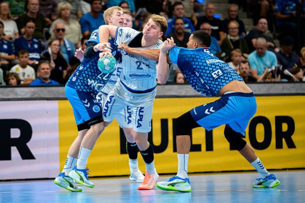 Stuttgart HBL 26 27 TVB Stuttgart TBV Lemgo (from left) in a one-on-one battle: Torben Matzken (Stuttgart), Lukas Hutecek (TBV Lemgo), Philipp Ahouansou (Stuttgart Bittenfeld) Porsche Arena, Baden-Württemberg, Germany