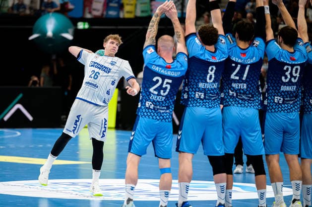 Stuttgart HBL 26 27 TVB Stuttgart TBV Lemgo (from left): Janis Pavels Valkovskis (TBV Lemgo), Patrick Zieker (Stuttgart), Max Heydecke (Stuttgart), Philipp Meyer (Stuttgart), Malte Donker (Stuttgart) Bittenfeld Porsche Arena Baden-Württemberg, Germany