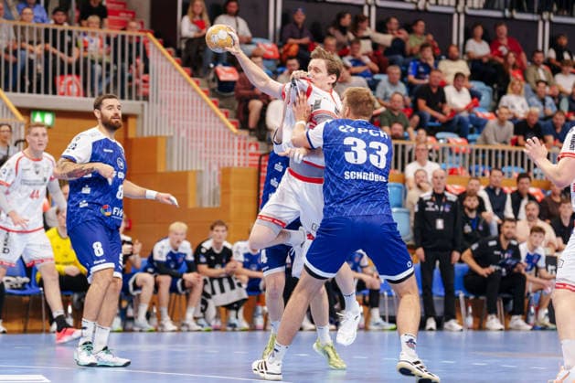 2nd Handball Bundesliga, Matchday 6, Game 1: VfL Potsdam vs. TuS Ferndorf. Daniel Hideg (TuS Ferndorf, 18) is stopped by Tim Niclas Schröder (VfL Potsdam, 33) on October 5, 2026, at the MBS Arena, Potsdam, Brandenburg, Potsdam, MBS Arena, Brandenburg, Germany