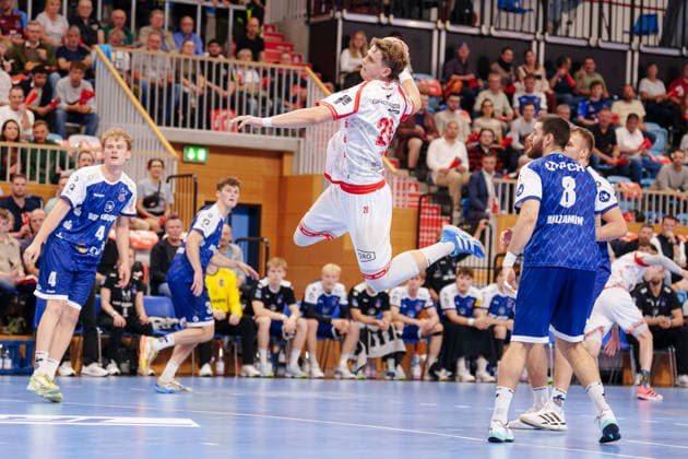 2 Handball Bundesliga, Matchday 6, Game 1: VfL Potsdam vs. TuS Ferndorf. Philip Würz of TuS Ferndorf, age 20, taking a jump shot on October 5, 2026, at the MBS Arena in Potsdam, Brandenburg, Germany.