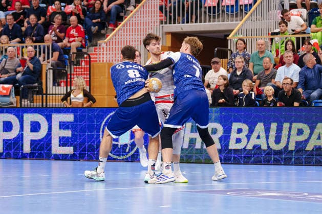 2 Handball Bundesliga, Matchday 6: 1 VfL Potsdam vs. TuS Ferndorf. Julius Fanger (TuS Ferndorf, No. 8) is guarded by Davide Bulzamini (VfL Potsdam, No. 8) and Nicolas Paulnsteiner (VfL Potsdam, 7 on October 5, 2026, at the MBS Arena, Potsdam, Brandenburg, Germany