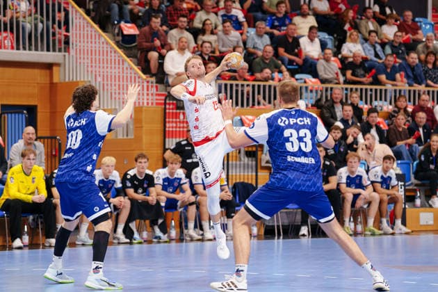 2 Handball Bundesliga, Matchday 6, Game 1: VfL Potsdam vs. TuS Ferndorf. Marvin Mundus of TuS Ferndorf, No. 25, taking a jump shot on October 5, 2026, at the MBS Arena in Potsdam, Brandenburg, Germany.