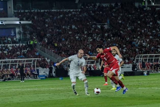 Indonesia Wins FIFA ASEAN Cup 2026 Indonesia s Mitchell Baker dribbles the ball during the FIFA ASEAN Cup 2026 final against Thailand at the Gelora Bung Karno Stadium in Jakarta, Indonesia, on October 5, 2026. Jakarta Indonesia  Copyright: xFaisalxRamadhanx originalFilename:ramadhan-notitle261005_nppat.jpg