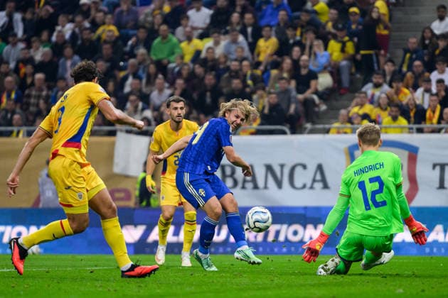 October 5, 2026: Sebastian Nanasi of Sweden and goalkeeper Otto Hindrich of Romania during the Nations League soccer match between Romania and Sweden on October 5, 2026 in Bucharest. Photo by Ludvig Thunman, BILDBYRAN. Code: LT LT0828. soccer, football, fotball, Nations League, UEFA Nations League, Romania, Sweden, Sweden A, bbeng Copyright: LUDVIGxTHUNMAN BB261005LT090