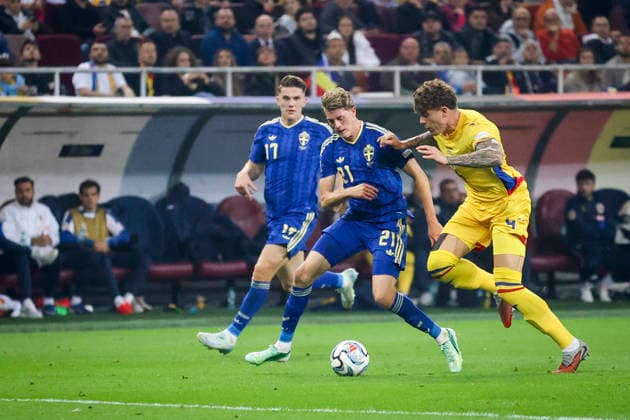 BUCHAREST, ROMANIA 20261005 Sweden s Alexander Bernhardsson, 21, faces Romania s Andrei Coubis during Monday s Nations League Group B4 soccer match between Romania and Sweden at Arena Na?ionala in Bucharest, Romania x21080x  Copyright: xAleksandarxDjorovic TTx NATIONS LEAGUE RUMÄNIEN-SVERIGE