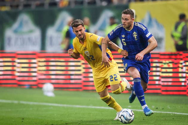 BUCHAREST, ROMANIA 20261005 Sweden s Gabriel Gudmundsson (5) is marked by Romania s Vlad Dragomir during Monday s Nations League Group B4 soccer match between Romania and Sweden at Arena Na?ionala in Bucharest, Romania x21080x  Copyright: xAleksandarxDjorovic TTx NATIONS LEAGUE RUMÄNIEN-SVERIGE