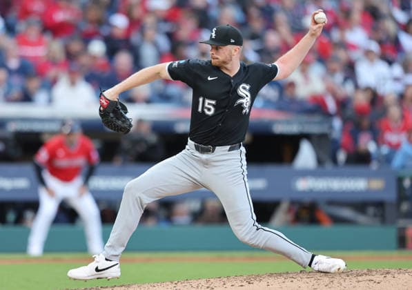 Chicago White Sox pitcher Sean Newcomb (15) throws against the Cleveland Guardians in the first inning in an MLB, Baseball Herren, USA American League Division Series playoff game at Progressive Field in Cleveland, Ohio, on Monday, October 5, 2026.  CLE20261005708 AARONxJOSEFCZYK