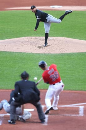 Chicago White Sox starting pitcher Anthony Kay (18) throws to Cleveland Guardians Steven Kwan (38) in the first inning in an MLB, Baseball Herren, USA American League Division Series playoff game at Progressive Field in Cleveland, Ohio, on Monday, October 5, 2026.  CLE20261005709 AARONxJOSEFCZYK