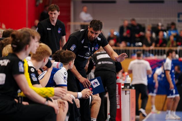 2 Handball Bundesliga, Matchday 6, Game 1: VfL Potsdam vs. TuS Ferndorf. Marko Kopljar, assistant coach for VfL Potsdam, giving instructions on October 5, 2026, at the MBS Arena in Potsdam, Brandenburg, Germany.