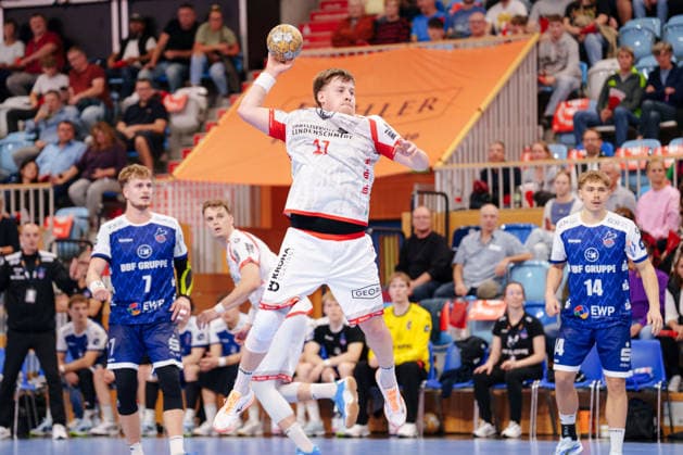 2 Handball Bundesliga, Matchday 6, Game 1: VfL Potsdam vs. TuS Ferndorf. Mattis Michel of TuS Ferndorf, age 17, taking a jump shot on October 5, 2026, at the MBS Arena in Potsdam, Brandenburg, Germany.