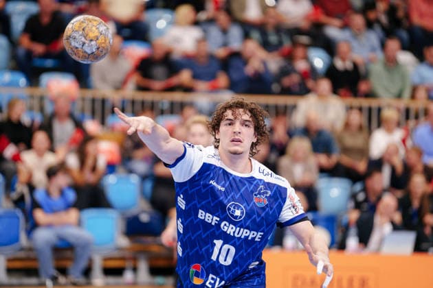 2 Handball Bundesliga, Matchday 6, Game 1: VfL Potsdam vs. TuS Ferndorf. Giacomo Savini (No. 1, VfL Potsdam) passes the ball on October 5, 2026, at the MBS Arena in Potsdam, Brandenburg, Germany.