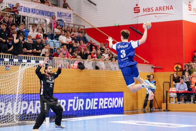 2 Handball Bundesliga, Matchday 6, Game 1: VfL Potsdam vs. TuS Ferndorf, Marvin Siemer (1, VfL Potsdam) scores a jump shot against Can Adanir (3, TuS Ferndorf), 72, on October 5, 2026, at the MBS Arena, Potsdam, Brandenburg; MBS Arena, Potsdam, Brandenburg, Germany