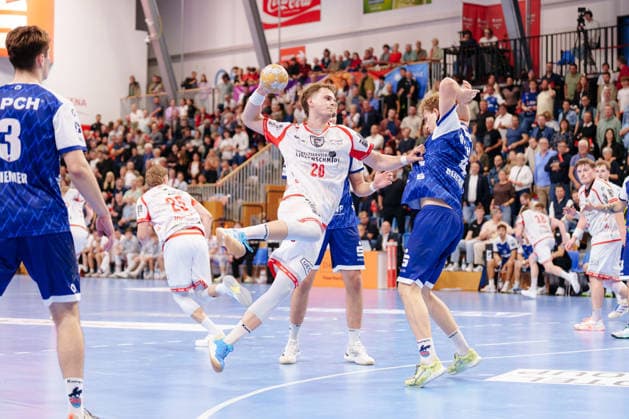 2 Handball Bundesliga, Matchday 6, Game 1: VfL Potsdam vs. TuS Ferndorf. Philip Würz of TuS Ferndorf, age 20, taking a jump shot on October 5, 2026, at the MBS Arena in Potsdam, Brandenburg, Germany.