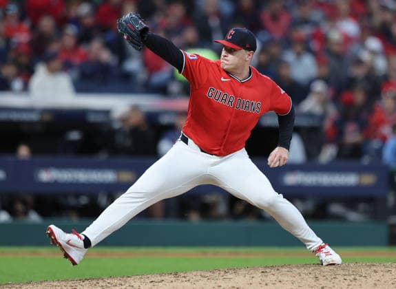Cleveland Guardians pitcher Erik Sabrowski (62) throws against the Chicago White Sox in the sixth inning in an MLB, Baseball Herren, USA American League Division Series playoff game at Progressive Field in Cleveland, Ohio, on Monday, October 5, 2026.  CLE20261005721 AARONxJOSEFCZYK