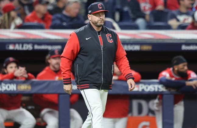 Cleveland Guardians manager Stephen Vogt walks to the mound to relieve pitcher Hunter Gaddis in the seventh inning against the Chicago White Sox in an MLB, Baseball Herren, USA American League Division Series playoff game at Progressive Field in Cleveland, Ohio, on Monday, October 5, 2026.  CLE20261005725 AARONxJOSEFCZYK
