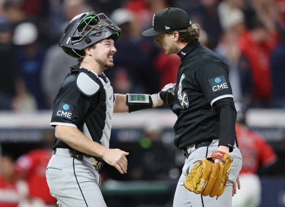 Chicago White Sox pitcher Grant Taylor (31) celebrates with catcher Kyle Teel (8) after the White Sox defeated the Cleveland Guardians 4-3 in an MLB, Baseball Herren, USA American League Division Series playoff game at Progressive Field in Cleveland, Ohio, on Monday, October 5, 2026. The White Sox take a 2-0 lead in the best-of-five series.  CLE20261005730 AARONxJOSEFCZYK