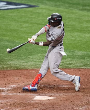 October 5, 2026, St. Petersburg, Florida, USA: New York Yankees second baseman JAZZ CHISHOLM JR. (13) hits a ground ball for the final out of game 2 of the American League Division Series between the New York Yankees and Tampa Bay Rays. The Tampa Bay Rays hosted the New York Yankees the at Tropicana Field in St. Petersburg, FL. MLB, Baseball Herren, USA 2026: Tampa Bay Rays 5:2 New York Yankees  - ZUMAm299 20261005_znp_m299_015 Copyright: xTaylorxMcFeex