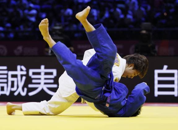 Judo: World championships Hifumi Abe (white) of Japan beats David Garcia Torne of Spain in the men s 66-kilogram final at the judo world championships in Baku, Azerbaijan, on Oct. 5, 2026.  A14AA0005630218P