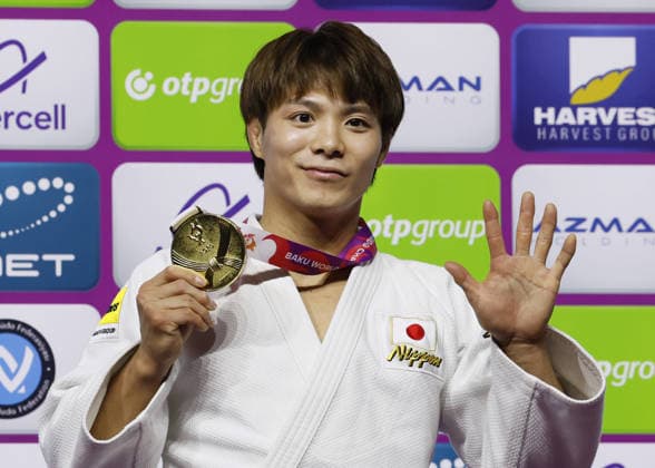 Judo: World championships Hifumi Abe of Japan poses after winning the men s 66-kilogram gold at the judo world championships in Baku, Azerbaijan, on Oct. 5, 2026.  A14AA0005630221P