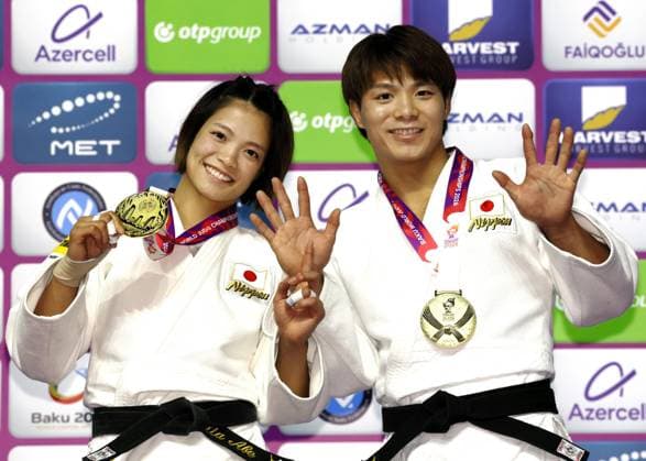 Judo: World championships Hifumi Abe (R) of Japan and his younger sister Uta Abe pose after winning the men s 66-kilogram and women s 52-kilogram golds at the judo world championships in Baku, Azerbaijan, on Oct. 5, 2026.  A14AA0005630224P