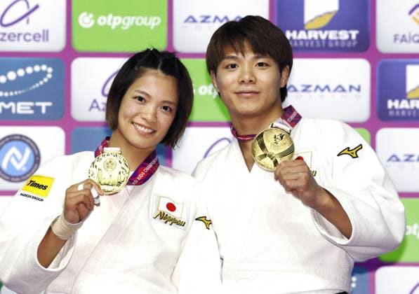 Judo: World championships Hifumi Abe (R) of Japan and his younger sister Uta Abe pose after winning the men s 66-kilogram and women s 52-kilogram golds at the judo world championships in Baku, Azerbaijan, on Oct. 5, 2026.  A14AA0005630225P