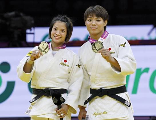 Judo: World championships Hifumi Abe (R) of Japan and his younger sister Uta Abe pose after winning the men s 66-kilogram and women s 52-kilogram golds at the judo world championships in Baku, Azerbaijan, on Oct. 5, 2026.  A14AA0005630226P