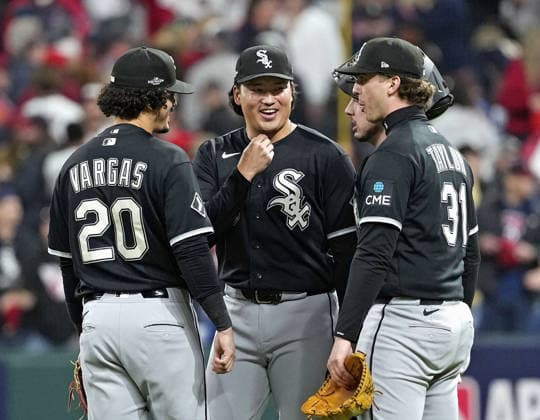Baseball: Division Series between White Sox and Guardians Munetaka Murakami (C) of the Chicago White Sox celebrates with teammates after a victory over the Cleveland Guardians in Game 2 of the American League Division Series at Progressive Field in Cleveland, Ohio, on Oct. 5, 2026.  A14AA0005630230P