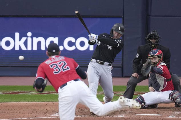 Baseball: Division Series between White Sox and Guardians Munetaka Murakami of the Chicago White Sox hits a single in the fourth inning of Game 2 of the American League Division Series against the Cleveland Guardians at Progressive Field in Cleveland, Ohio, on Oct. 5, 2026.  A14AA0005630244P