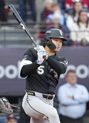Baseball: Division Series between White Sox and Guardians Munetaka Murakami of the Chicago White Sox hits a single in the fourth inning of Game 2 of the American League Division Series against the Cleveland Guardians at Progressive Field in Cleveland, Ohio, on Oct. 5, 2026.  A14AA0005630249P
