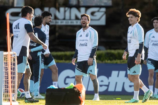 (261006) -- BUENOS AIRES, Oct. 6, 2026 -- Argentine soccer player Lionel Messi (C) attends a training session at the Argentine Football Association (AFA) training complex in Ezeiza, Buenos Aires Province, on Oct. 5, 2026. (Photo by Xinhua) (SP)ARGENTINA-BUENOS AIRES-FOOTBALL-TRAINING MartinxZabala 