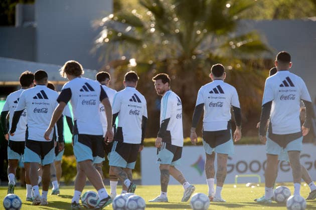 (261006) -- BUENOS AIRES, Oct. 6, 2026 -- Argentine soccer player Lionel Messi (C) attends a training session at the Argentine Football Association (AFA) training complex in Ezeiza, Buenos Aires Province, on Oct. 5, 2026. (Photo by Xinhua) (SP)ARGENTINA-BUENOS AIRES-FOOTBALL-TRAINING MartinxZabala 