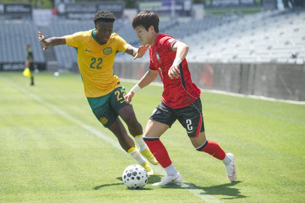 October 6, 2026, Gosford, Australia: Amlani Tatu (L) of Australia football team and Park Minjae (R) of Korea Republic football team seen in action during the U23 International Friendlies match between Australia and Korea Republic held at polytec Stadium. Final score; Australia 2:2 Korea Republic. Gosford Australia - ZUMAs197 20261006_aaa_s197_033 Copyright: xLuisxVeniegrax