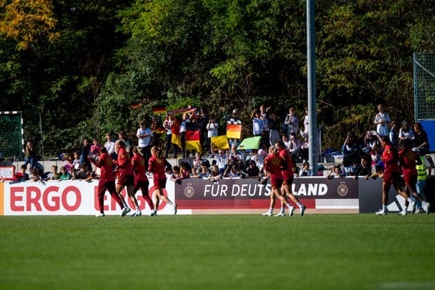 October 6, 2026, GER, Soccer, Women, Practice, DFB German National Team, Fans, Schoolchildren from the Baden Soccer Association in the stands with flags and posters; in front of them, players led by Camilla Küver (Germany), Sjoeke Nüsken (Germany), Heidelberg, ASV Eppelheim, Baden-Württemberg, Germany Copyright: xNordphoto Memmlerx