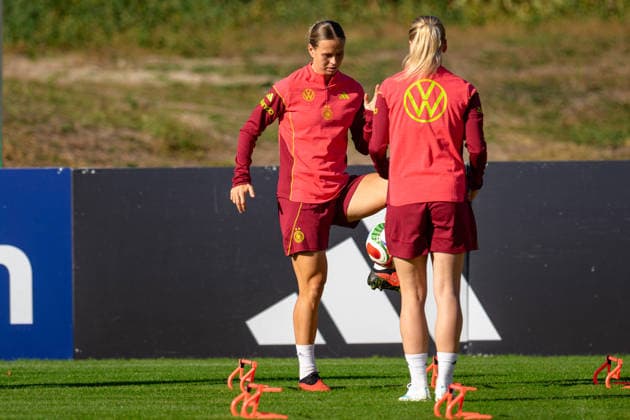 Soccer, National Team, Women, 20261006, Fraining DFB Women In the photo, from left: Klara Bühl (Germany) and Franziska Kett (Germany), Eppelheim ASV, Eppelheim, Baden-Württemberg, Germany Copyright: Passion2Press MarkusxFischerx