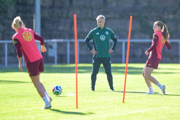 Soccer, National Team, Women, 20261006, Fraining DFB Women In the photo: Germany s national team coach Christian Wück closely watches a training session at ASV Eppelheim in Eppelheim, Baden-Württemberg, Germany Copyright: Passion2Press MarkusxFischerx