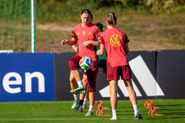 Soccer, National Team, Women, 20261006, Fraining DFB Women. Pictured, from left: Larissa Mühlhaus (Germany) and Sophia Kleinherne (Germany), Eppelheim ASV, Eppelheim, Baden-Württemberg, Germany Copyright: Passion2Press MarkusxFischerx